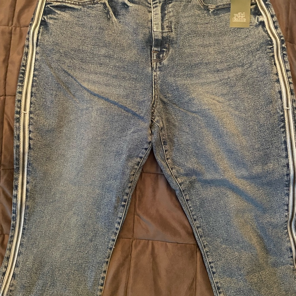 Women’s high-rise side zipper frayed ankle jeans